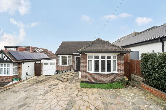 Hillside Road, Northwood, HA6, photo 1