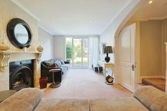 Photo 3 — Searles Close, London, SW11