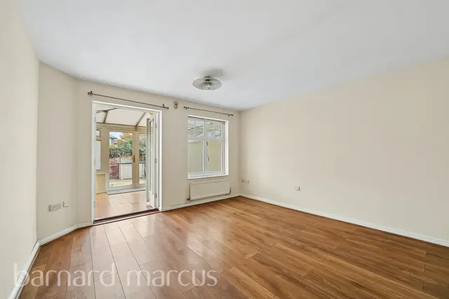 Garrison Close, HOUNSLOW, photo 1