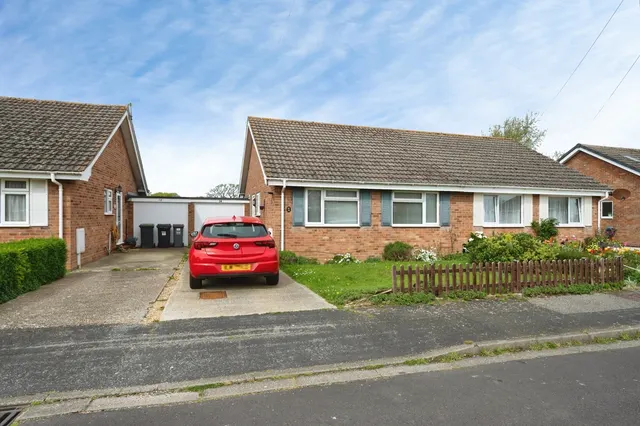 Glebe Close, Hayling Island, PO11, photo 3