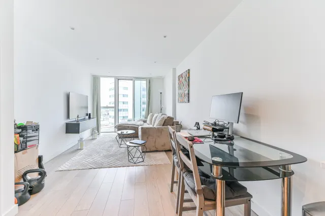 Flat 143, Pinnacle Apartments, 11 Saffron Central Square, Croydon, photo 1