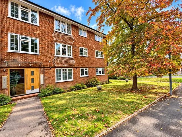 1 bedroom flat, Ferndown Close, Guildford, GU1