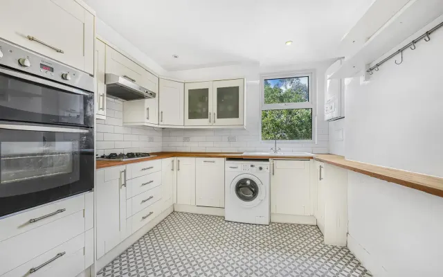 Photo 2 — Park Avenue, Palmers Green, N13