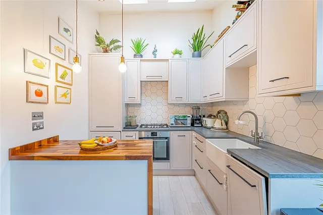 Photo 3 — Heathfield South, Twickenham, TW2 7SR