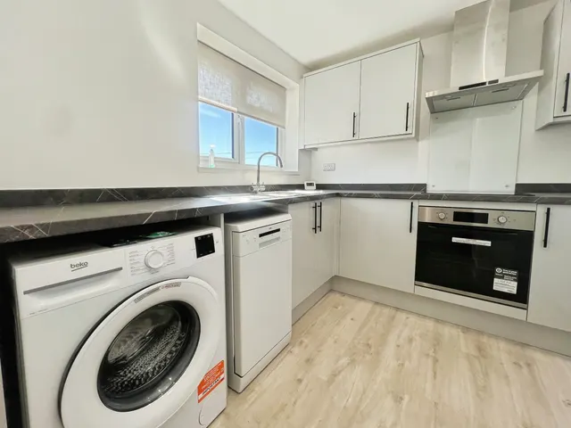 Photo 3 — Elizabeth Road, Basingstoke, Basingstoke, RG22 6AX