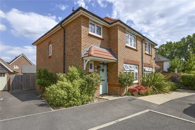 Bronte Grove, Arborfield Green, RG2, photo 1
