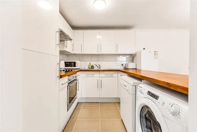 Earls Court Road, London, SW5, photo 2