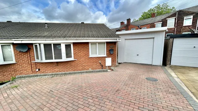 Agnes Close, Oldham, OL9, photo 1