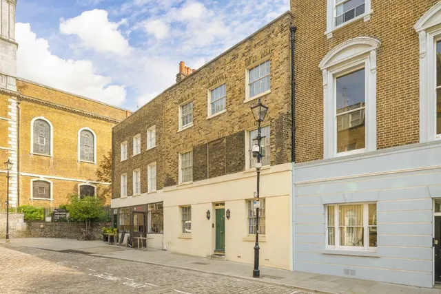 Clerkenwell Close, EC1R, photo 1
