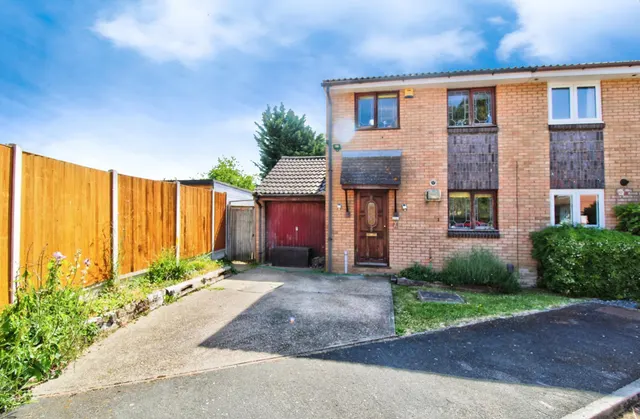 Aragon Close, Romford, RM5, photo 1