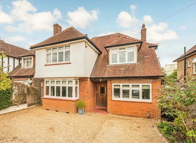 Elmcroft Drive, Chessington, KT9, photo 1