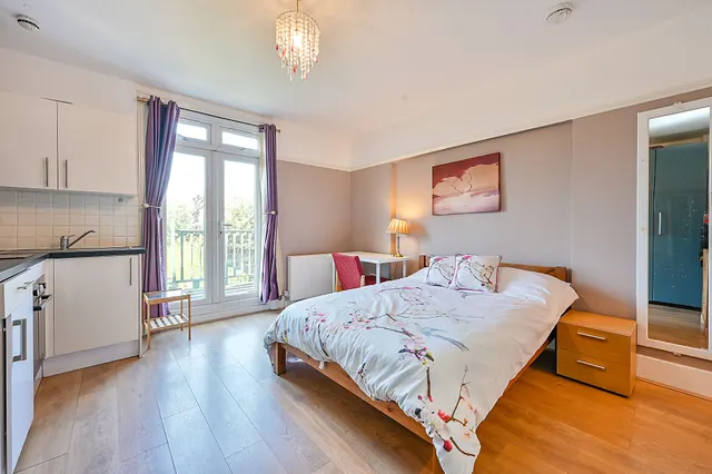 Photo 3 — Flat 3, 68 Chatsworth Gardens, London
