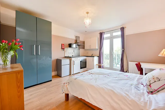 Photo 2 — Flat 3, 68 Chatsworth Gardens, London