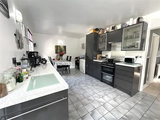 St. Lawrence Avenue, Milford Haven, SA73, photo 3