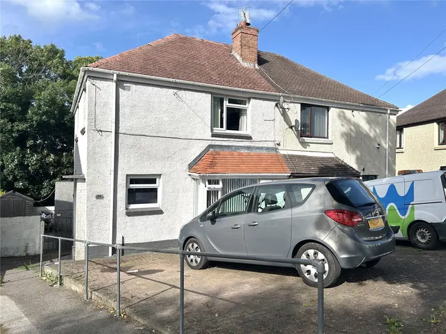 St. Lawrence Avenue, Milford Haven, SA73, photo 1