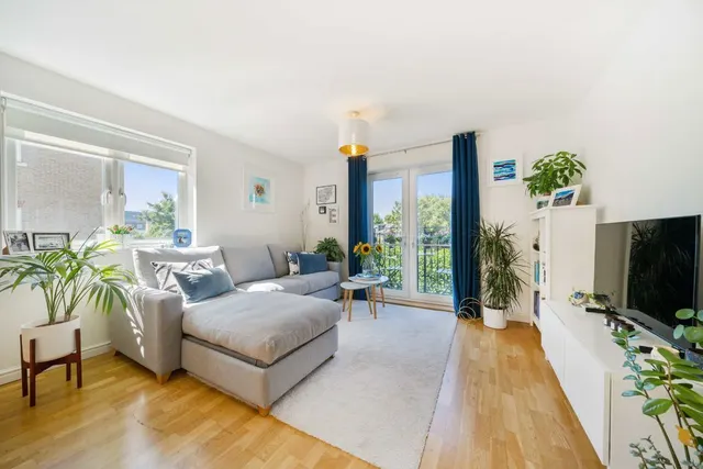 Garratt Lane, SW18, photo 1