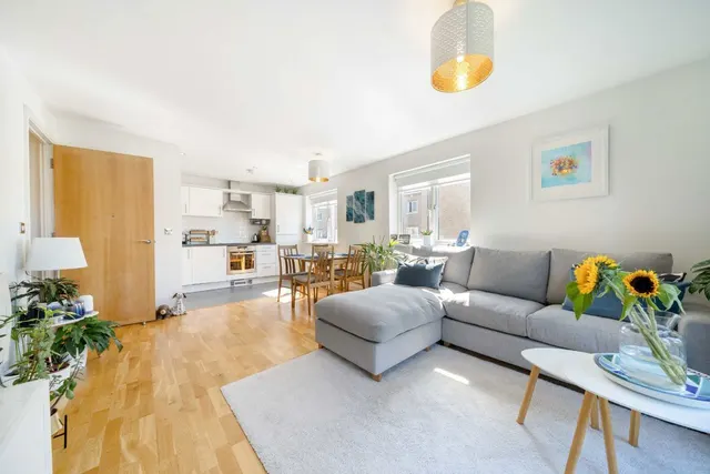 Garratt Lane, SW18, photo 2