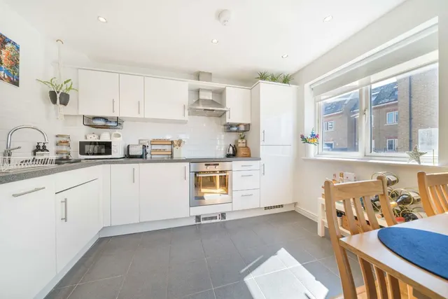Garratt Lane, SW18, photo 3