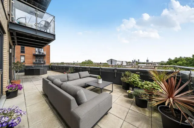 Colonnade Gardens, Acton, W3, photo 1