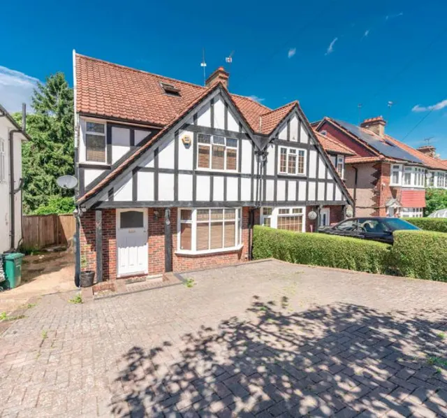 Farm Road, Edgware, photo 1