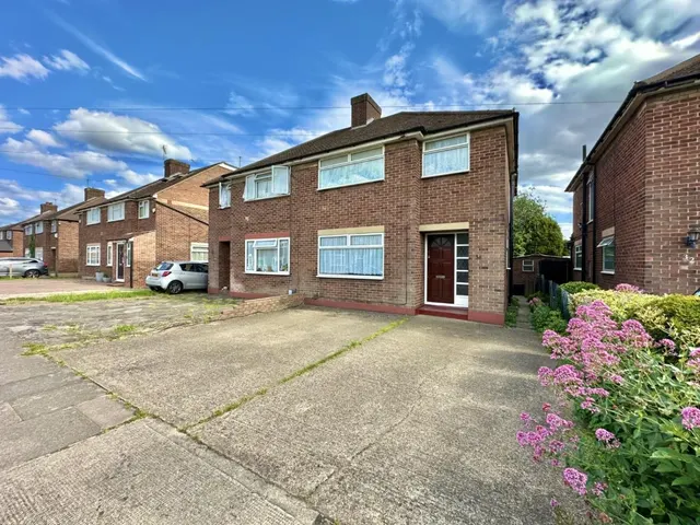 Wentworth Crescent, Hayes, UB3 1NN, photo 1