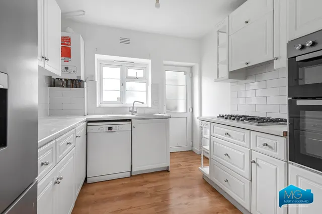 Great North Road, East Finchley, N2, photo 2