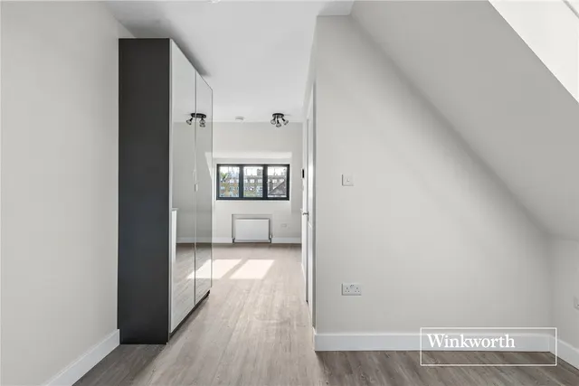 Photo 3 — Wentworth Avenue, London, N3