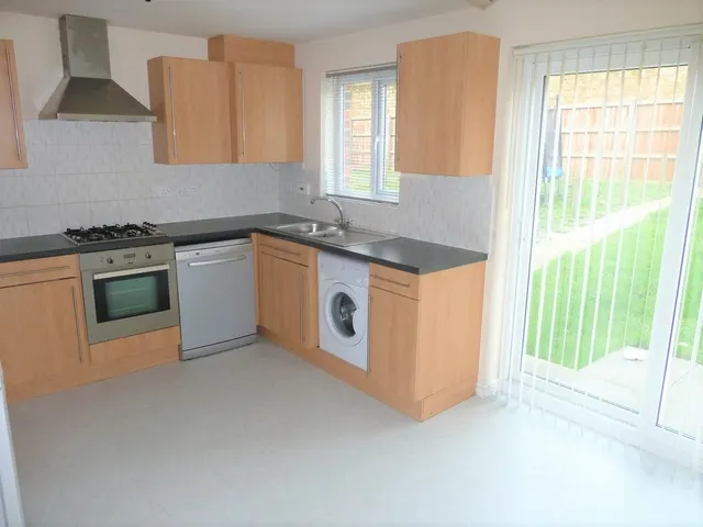 Photo 3 — SaddlecoteClose, Manchester, M8