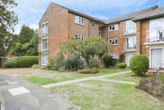 Newlands Crescent, EAST GRINSTEAD, photo 1