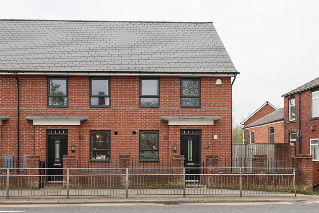 Manchester Road, Rochdale OL11 2SP, photo 1