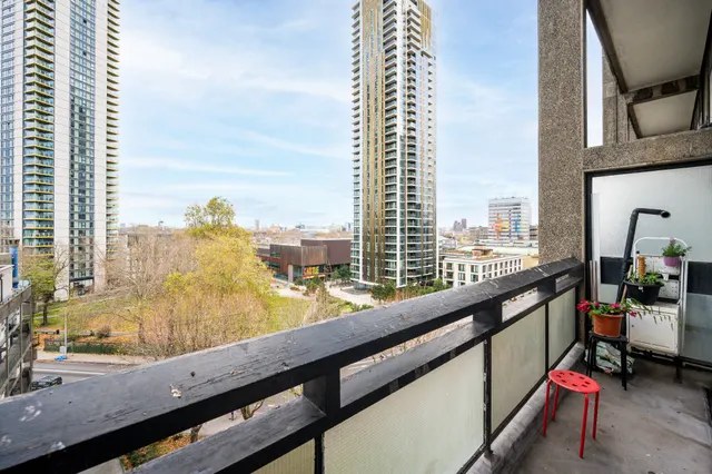 Photo 3 — 41 Draper House, 20 Elephant & Castle, London