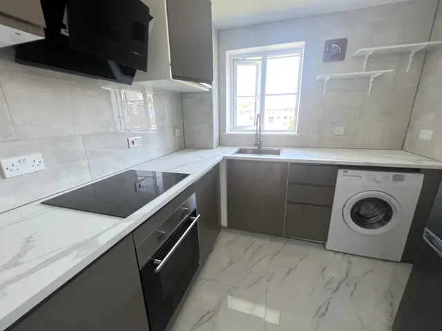 Redford Close, Feltham, TW13, photo 2