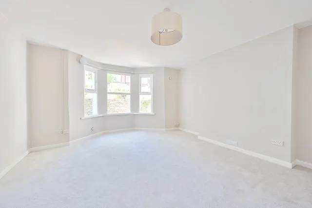 Photo 3 — Flat 1, 30 Queens Road, Twickenham