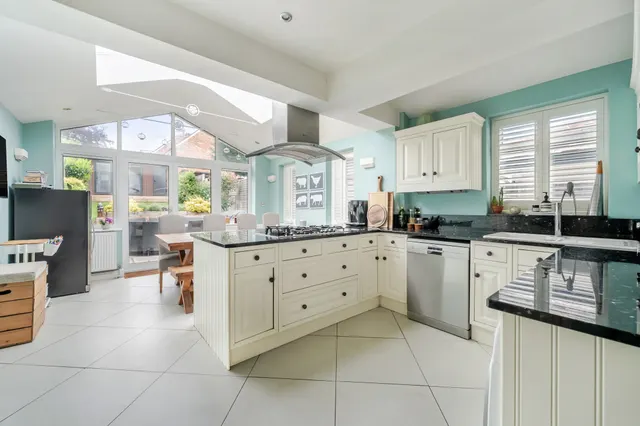 Photo 2 — Laburnham Road, Maidenhead, SL6