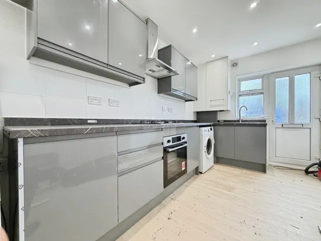 Staines Road, Feltham, TW14, photo 2