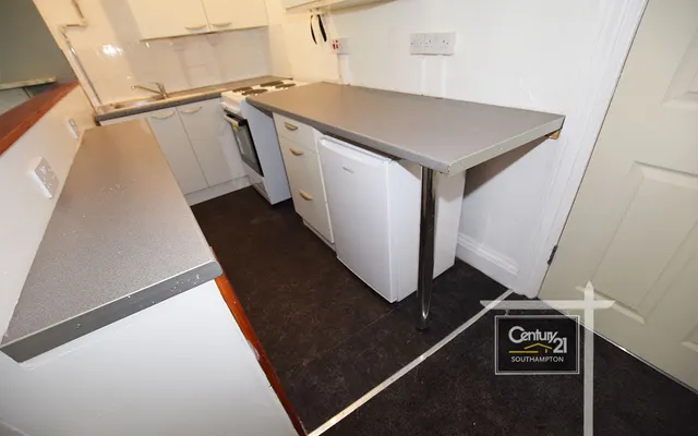 Regents Park Road, Southampton, SO15, photo 3