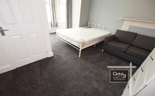 Regents Park Road, Southampton, SO15, photo 2