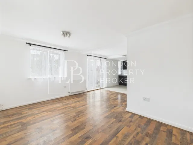 Berengers Place, Dagenham, RM9, photo 2