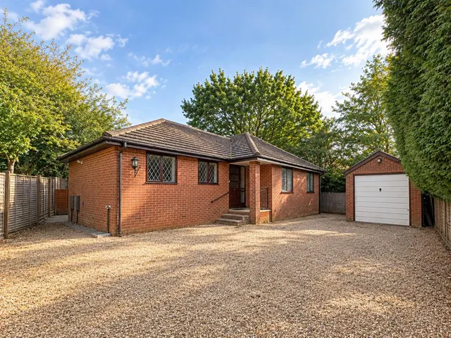 Brook Lane, Sarisbury Green, photo 1