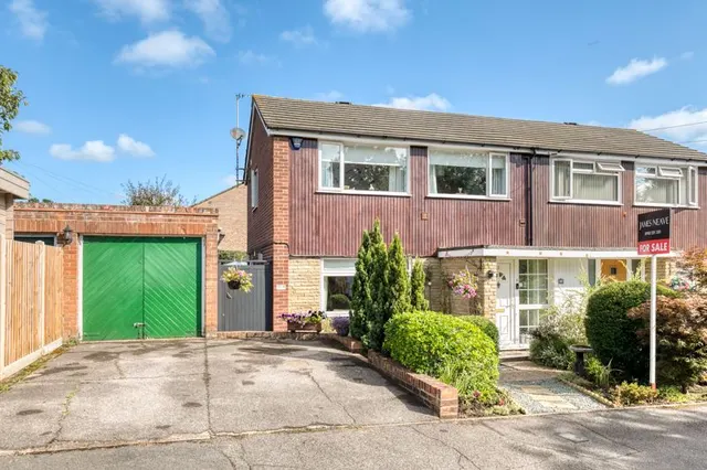 High Tree Close, Row Town KT15 1BT, photo 1