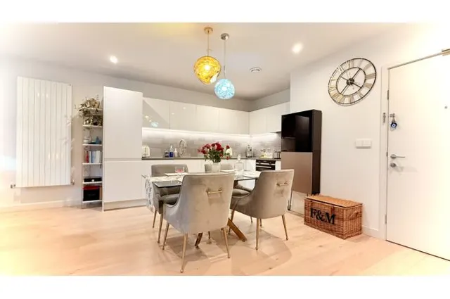 Photo 3 — 42 Royal Crest Avenue, London