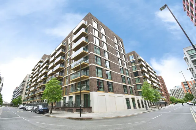 42 Royal Crest Avenue, London, photo 1