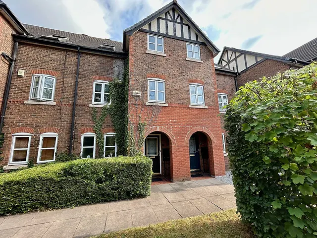 Pencarrow Close, Manchester, photo 1