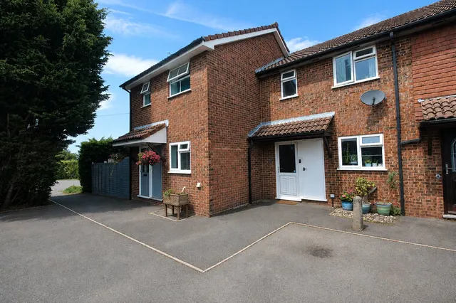 Pine Road, Four Marks, GU34, photo 1