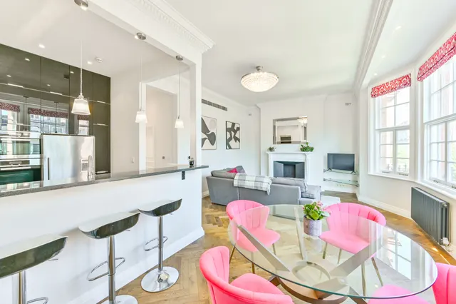 Photo 3 — Flat 3, 28 North Audley Street, London