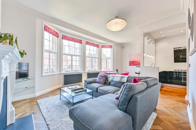 Photo 2 — Flat 3, 28 North Audley Street, London