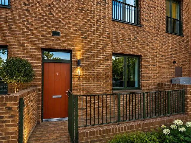 Photo 3 — Vetchling Way, London, N18