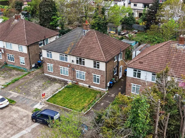 Lyndhurst Gardens, photo 1