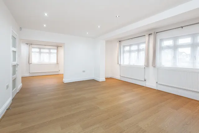 2 Woodcote Avenue, London, photo 1