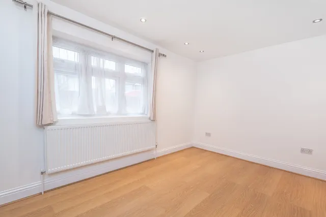 Photo 3 — 2 Woodcote Avenue, London